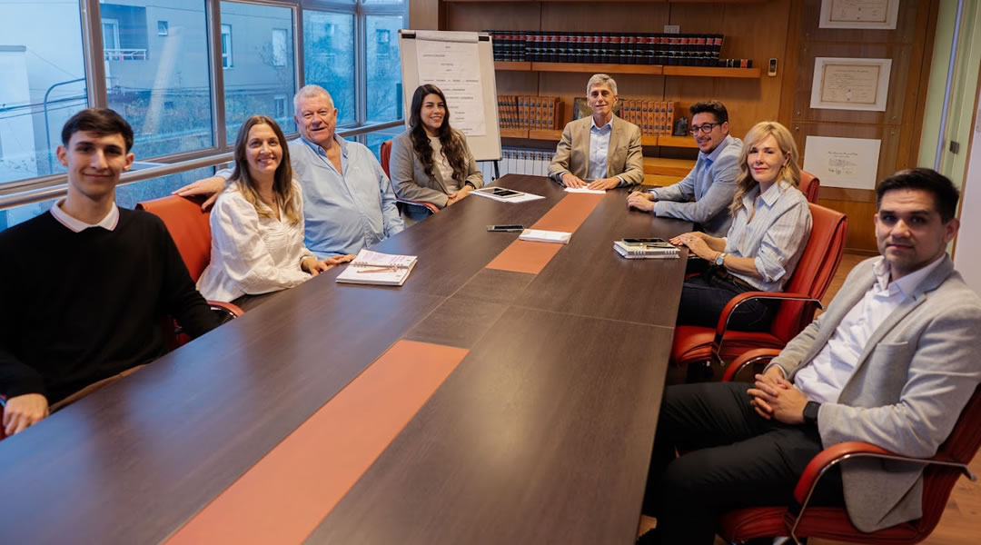 El equipo de LG & Asociados reunido alrededor de la mesa de reuniones